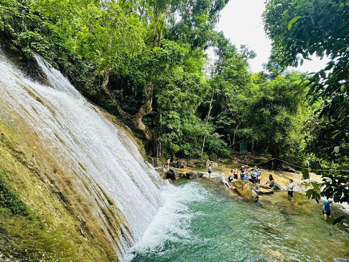 Trong chuyến trải nghiệm này, các doanh nghiệp có thể xây dựng sản phẩm du lịch mới khám phá thiên nhiên tại các hồ và thác thiên nhiên tại Na Hang - Lâm Bình. Ảnh: Hoàng Quyên
