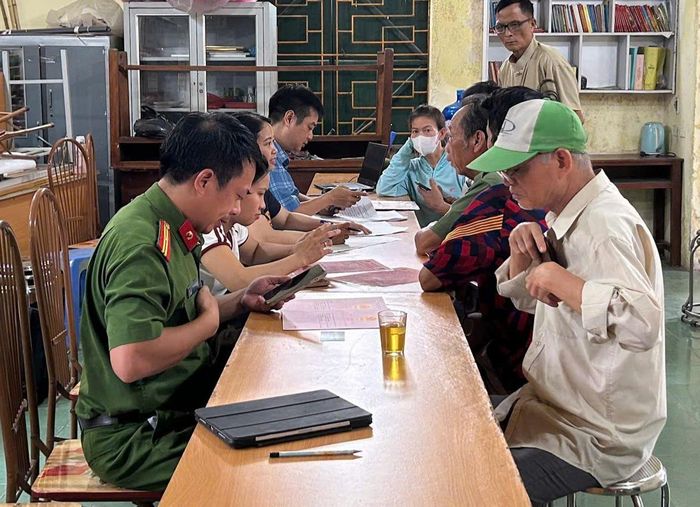Xã Hát Môn, người dân phối hợp với lực lượng chức năng thực hiện "Chiến dịch 45 ngày làm sạch dữ liệu đất đai. Ảnh: HM