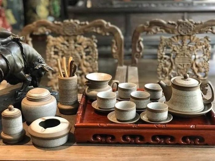 Chất men tráng phủ bên ngoài bộ ấm chén uống trà và xương gốm quyết định rất lớn đến hương vị cũng như độ tinh khiết của dòng trà.