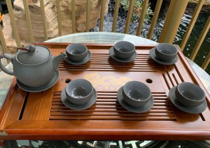 Chọn bộ ấm chén làm quà tặng là nét đẹp văn hóa giúp thắt chặt tình gắn kết với đối tác.