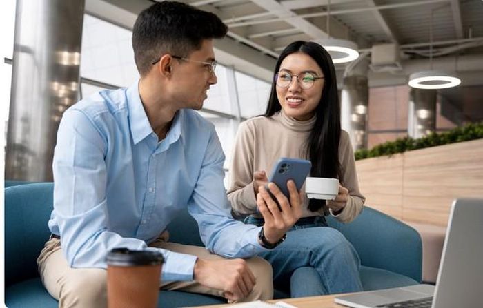 Người EQ cao luôn giữ sự lịch thiệp, vừa đủ cởi mở nhưng cũng đủ chừng mực. Họ hiểu rằng mọi mối quan hệ đều cần thời gian để xây dựng lòng tin. Ảnh minh họa
