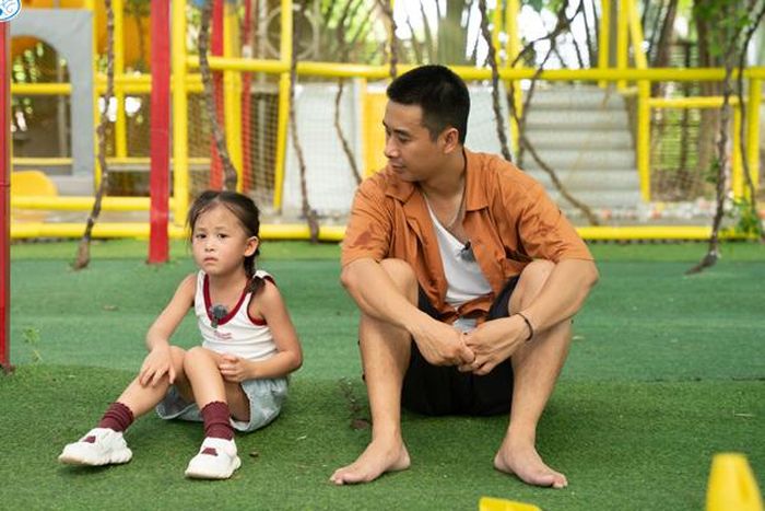 Em bé MinHee trải nghiệm vận động cùng bố.