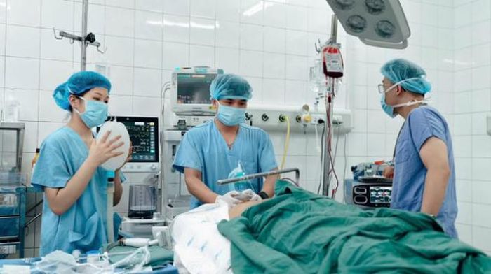 Các bác sĩ đang hồi sức cho bệnh nhân 54 tuổi.