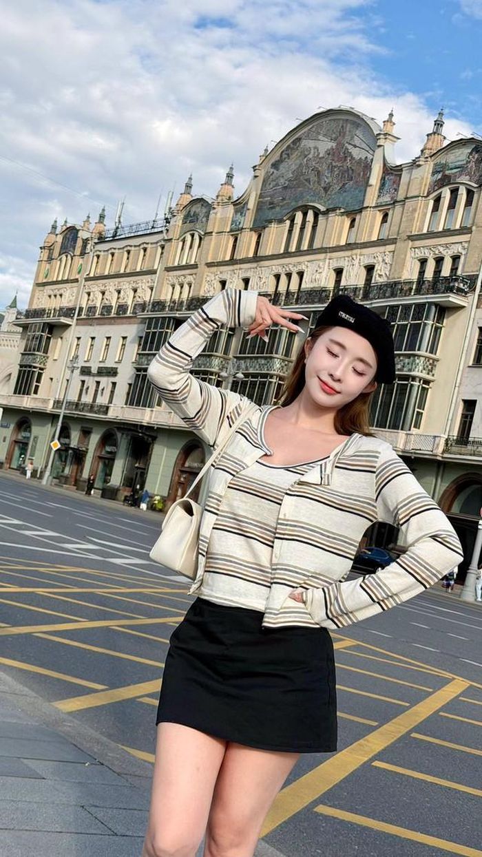 Sau nhiều năm bước chân vào làng giải trí, Quỳnh Nga vẫn giữ được sức hút nhờ nhan sắc trẻ trung, vóc dáng gợi cảm và gu thời trang ngày càng tinh tế. Ở tuổi 38, nữ diễn viên được nhiều khán giả nhận xét ngày càng mặn mà, quyến rũ.