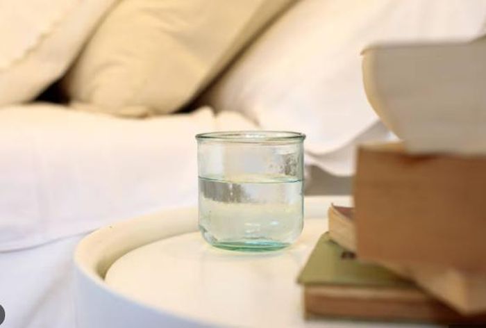Bạn cũng có thể để cốc nước ở đầu giường hoặc gầm giường để hấp thụ năng lượng tiêu cực.