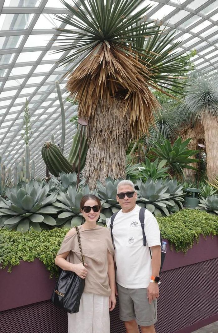 Bố mẹ Á hậu Tú Anh cũng gây ấn tượng với khán giả bởi vẻ ngoài trẻ đẹp, tinh thần lạc quan tích cực dù đã bước sang tuổi hưu. Đặc biệt, chị Khuê Tú - mẹ Á hậu Tú Anh luôn là động lực, là hậu phương vững chắc trong con đường phát triển bản thân của con gái.