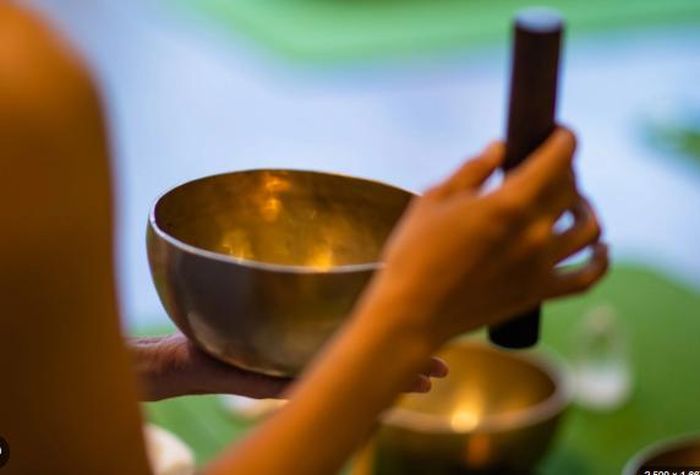 Trong mỗi phòng, bạn gõ vào chuông xoay ba lần, và di chuyển theo chiều kim đồng hồ quanh phòng.