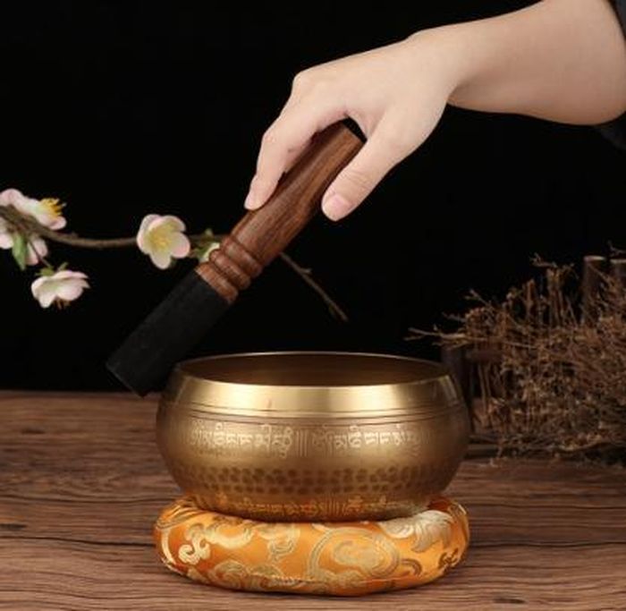 Để tạo ra âm thanh ngân nga đặc biệt, chuông xoay cần có hình dạng tròn như cái chén nung và được làm từ 7 loại kim loại khác nhau: bạc, vàng, thiếc, đồng, kẽm, sắt và chì.