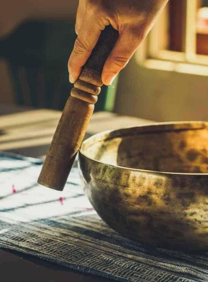 Bạn nên gõ vào bát chuông xoay ba lần để tạo ra những âm thanh đầu tiên.