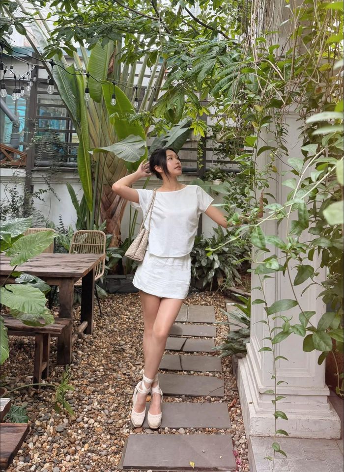 Bên cạnh đó, trang phục trắng nhưng rất linh hoạt khi có thể kết hợp với nhiều chất liệu, kiểu dáng và phụ kiện khác nhau, từ phong cách nghỉ dưỡng, dạo phố cho đến những buổi hẹn hò hay sự kiện ngoài trời.