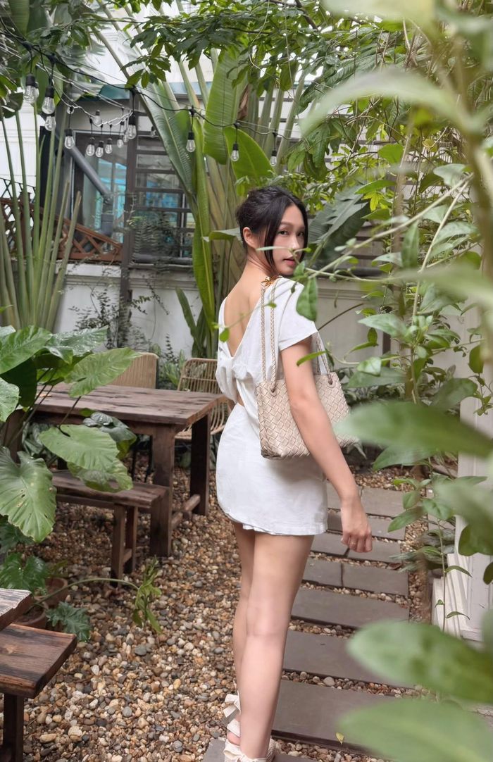 Trong loạt ảnh, Doãn Hải My diện chân váy mini đơn giản nhưng điểm nhấn nằm ở thiết kế áo với chi tiết xoắn dây phía sau, tạo khoảng vừa đủ để bảo vệ lưng lại khéo khoe xương cánh bướm cùng vòng eo thanh mảnh; đảm bảo vẫn giữ được vẻ kín đáo, nữ tính.