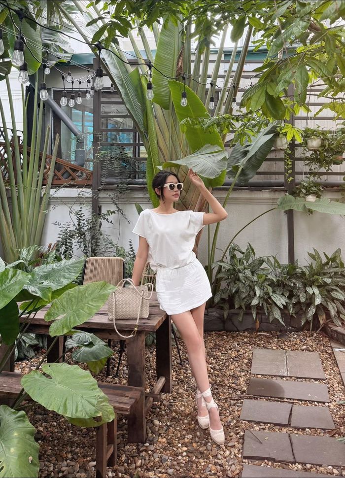 Không phải ngẫu nhiên Doãn Hải My khẳng định "màu trắng không bao giờ lỗi mốt". Trong thời trang, sắc trắng luôn được xem là gam màu kinh điển bởi khả năng vượt qua mọi xu hướng. Đây là màu sắc mang đến cảm giác sạch sẽ, tinh khôi và đặc biệt phát huy hiệu quả trong những ngày nắng nóng nhờ nhẹ nhàng, tươi mát.