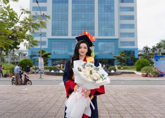 Người đẹp quê Gia Lai tốt nghiệp ngành Y đa khoa tại trường Đại học Y Tây Nguyên, hiện là bác sĩ da liễu tại bệnh viện đa khoa tỉnh Gia Lai. Trong bài thuyết trình đêm chung kết Miss Grand Vietnam 2025, Đinh Y Quyên nói là một bác sĩ trẻ khao khát góp phần cải thiện sức khỏe cho trẻ em. Cô mang tới dự án "Trẻ em tự kỷ - Bệnh da tự tạo", giúp đỡ các bé có vấn đề về da liễu, trong nhiệm kỳ Á hậu.