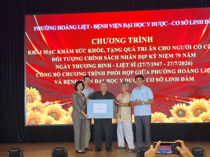 Bà Phùng Thị Hồng Hà, Phó Bí thư Thành ủy, Chủ tịch HĐND Thành phố Hà Nội tặng quà tri ân đến những người có công, gia đình chính sách tiêu biểu trên địa bàn phường Hoàng Liệt. Ảnh: N.Mai
