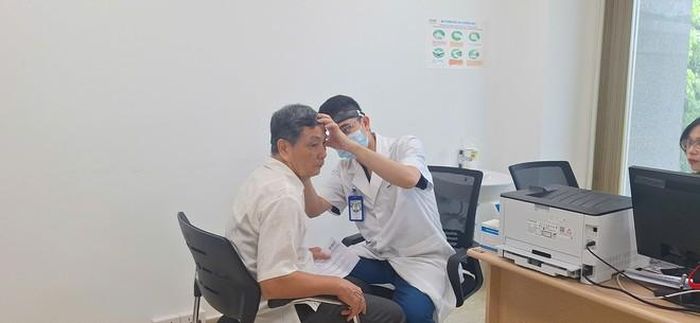 Khám, tư vấn sức khỏe miễn phí cho những người có công, đối tượng chính sách tại Bệnh viện Đại học Y Dược - Cơ sở Linh Đàm. Ảnh: N.Mai