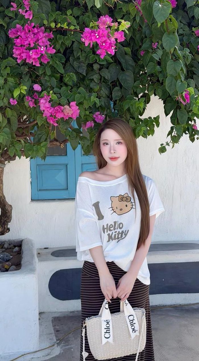 Diễn viên Quỳnh Nga gây chú ý với hình ảnh mới sau khi công khai chuyện tình cảm với diễn viên Việt Anh. "Em không thả thính, em chỉ vô tình làm người ta rung động", Quỳnh Nga viết.