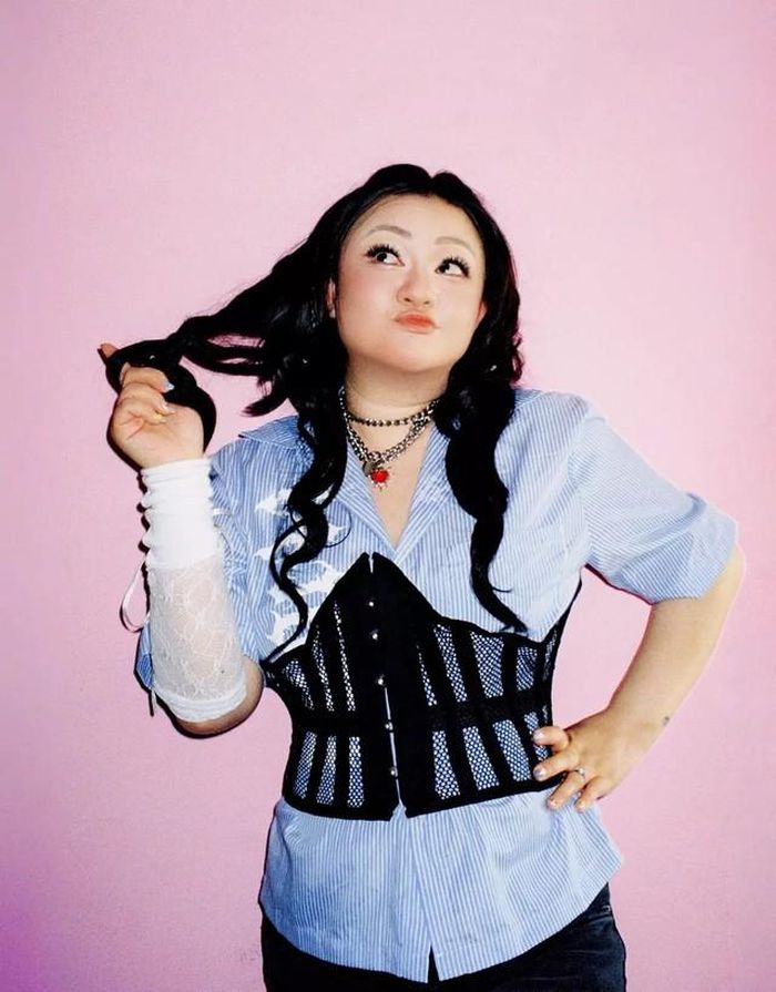 Xuân Mai góp giọng cùng Xuân Nghi trong ca khúc "Có ai quan tâm mình đâu?", dự kiến phát hành lúc 19h ngày 17/7. Đây là lần đầu hai giọng ca gắn liền với tuổi thơ nhiều thế hệ khán giả cùng xuất hiện trong một sản phẩm.