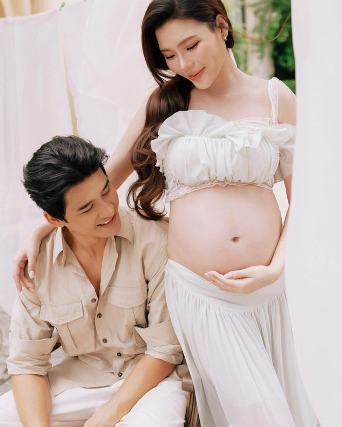 "Cảm ơn những điều thiêng liêng đã sắp đặt. Gia đình bé nhỏ của chúng mình... thật sự trọn vẹn và hạnh phúc", Thúy Diễm bộc bạch.