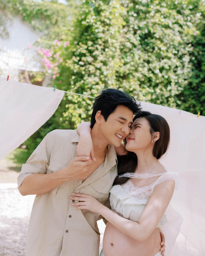 Nữ diễn viên cho biết từ ngày mang bầu bé thứ hai, cô được ông xã chăm chút từng ly từng tý. Sợ vợ ở nhà buồn và dễ bực bội, anh gác lại hầu hết các công việc để đưa cô đi ăn, đi du lịch, xoa bóp giúp vợ đỡ đau mỏi. "Đối với tôi, đó là sự đồng hành lớn lao của một người chồng, một người cha", nữ diễn viên nói.