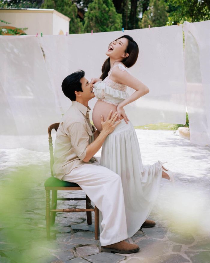 Lương Thế Thành âu yếm bụng bầu của bà xã trong bộ ảnh kỷ niệm. Thúy Diễm hiện mang thai ở tháng thứ 7 và tăng khoảng 11 kg so với trước khi mang bầu. Nữ diễn viên tiết lộ: "Mẹ Diễm hạnh phúc vì có thêm một đồng minh".