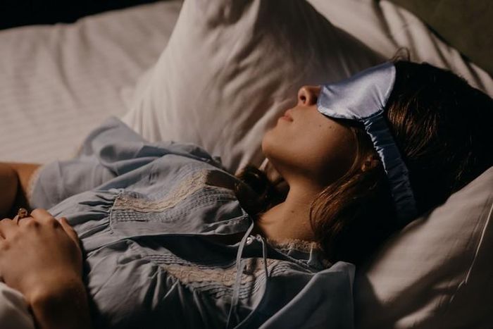 Một giấc ngủ sâu và trọn vẹn vào ban đêm có thể gián tiếp làm dịu đi cảm giác đau nhức vào ngày hôm sau. Ảnh minh họa: Polina/Pexels