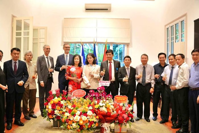 Đại sứ Pháp tại Việt Nam Olivier Brochet và các đại biểu chúc mừng GS.TS Lê Danh Tuyên nhận Huân chương Công trạng quốc gia.