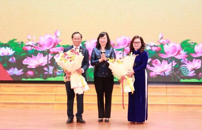 Bộ trưởng Đào Hoàng Lan tặng hoa hiệu trưởng tiền nhiệm và chúc mừng người kế nhiệm dẫn dắt trường Đại học Y Dược Cần Thơ.