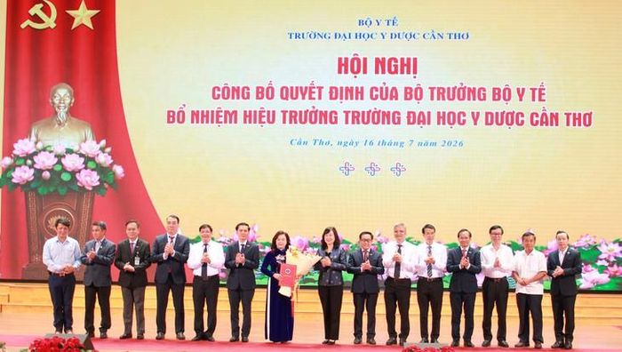 Bộ trưởng cùng lãnh đạo các cơ quan, đơn vị thuộc Bộ Y tế chúc mừng tân Hiệu trưởng.