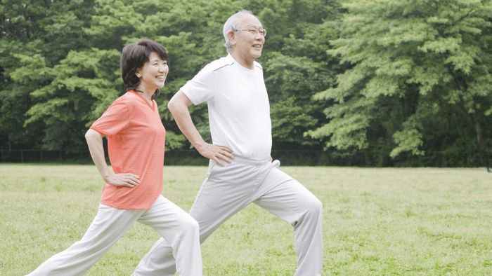 Duy trì vận động, tăng cường trao đổi chất là góp phần giảm mùi người già một cách khoa học.