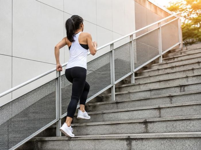 Xét về mức năng lượng tiêu hao trong hoạt động thể chất cho thấy, leo cầu thang có thể khiến cơ thể tiêu hao năng lượng nhanh gần gấp đôi so với đi bộ ở tốc độ vừa phải.