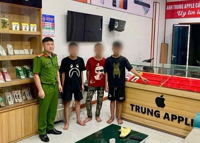 Ba thiếu niên đột nhập cửa hàng trộm 16 điện thoại và hơn 40 triệu đồng. Ảnh: Công an tỉnh Phú Thọ.