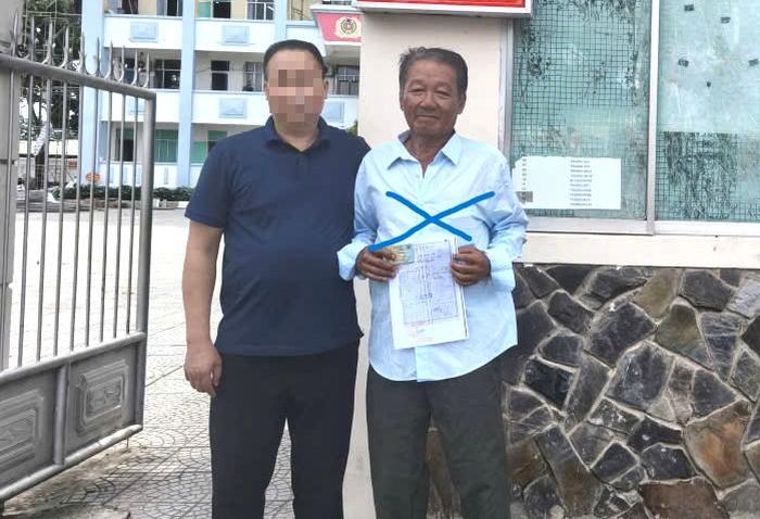 Đối tượng Đinh Văn Long khi bị bắt và dẫn giải về Công an phường Long Bình (TP Đồng Nai). Ảnh: Cơ quan Công an.