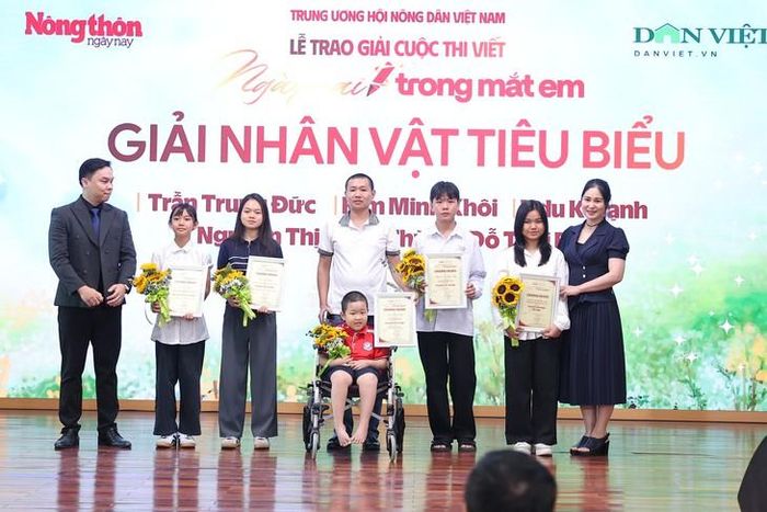 Ban Tổ chức trao giải Nhân vật tiêu biểu cho các em học sinh có câu chuyện nghị lực truyền cảm hứng mạnh mẽ tại buổi lễ.