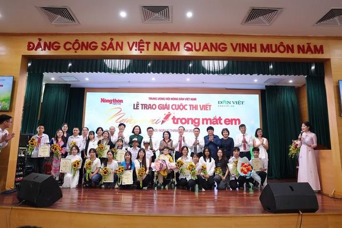 Các đại biểu, khách mời chụp ảnh lưu niệm cùng các em học sinh đạt giải trong lễ trao giải cuộc thi viết Ngày mai trong mắt em năm 2026.