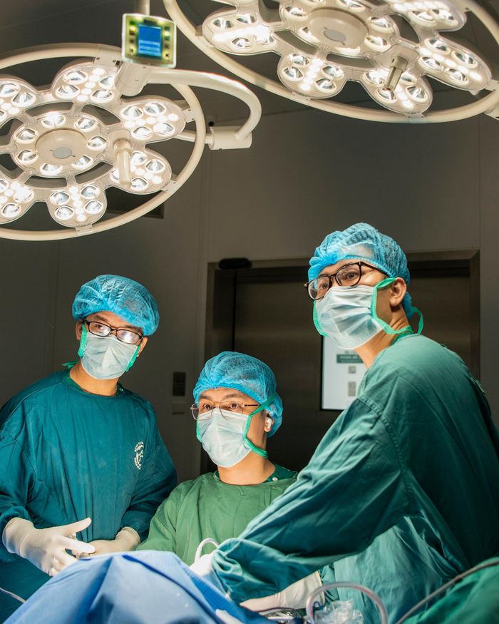 Ca phẫu thuật được thực hiện bởi TS Phạm Văn Thành Công và các bác sĩ phẫu thuật thần kinh, Bệnh viện Bạch Mai.