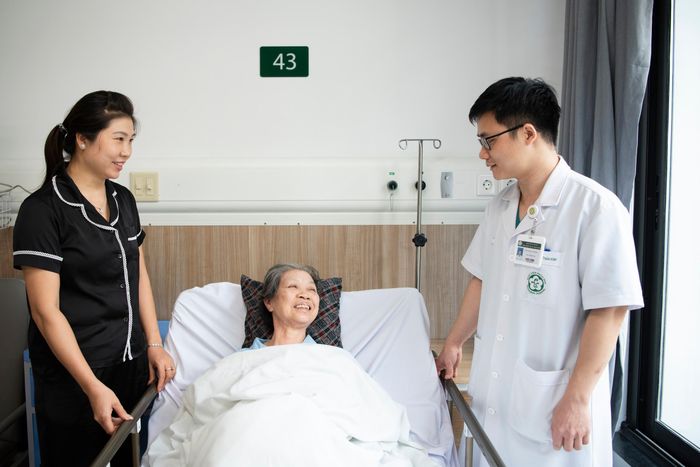 Bác sĩ Đặng Văn Hiếu kiểm tra người bệnh tỉnh táo hoàn toàn sau mổ, vết mổ nhỏ, phục hồi nhanh và xuất viện sớm.