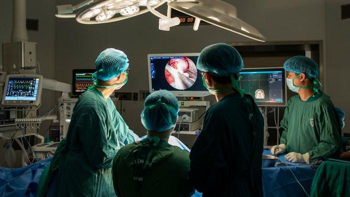 Phẫu thuật nội soi toàn bộ cắt bỏ u não vùng góc cầu tiểu não với hỗ trợ hệ thống nội soi thần kinh chuyên dụng, hệ thống định vị thần kinh (Neuronavigation), hệ thống theo dõi thần kinh trong mổ (IONM) và dao cắt siêu âm. Ảnh: BVCC