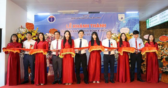 Thứ trưởng Thường trực Vũ Mạnh Hà cùng các đại biểu cắt băng khánh thành và đưa vào sử dụng tòa nhà khám chữa bệnh, điều trị số 4 của Bệnh viện Châm cứu Trung ương.