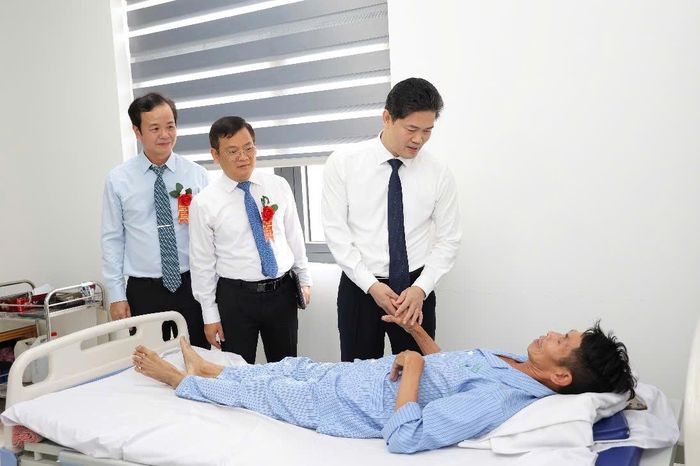 Thứ trưởng Thường trực Vũ Mạnh Hà thăm, động viên sức khỏe bệnh nhân điều trị tại bệnh viện.