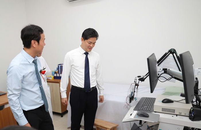 Thứ trưởng Thường trực Vũ Mạnh Hà thăm các khoa phòng điều trị của Bệnh viện Châm cứu Trung ương.