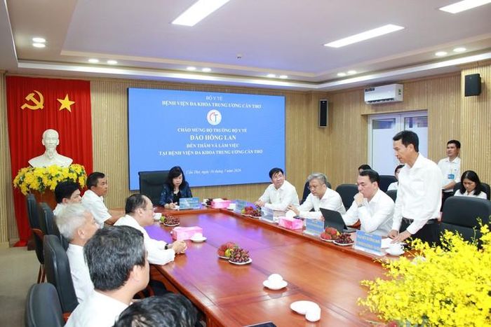 Lãnh đạo các Vụ, Cục thuộc Bộ Y tế chia sẻ tại buổi làm việc.