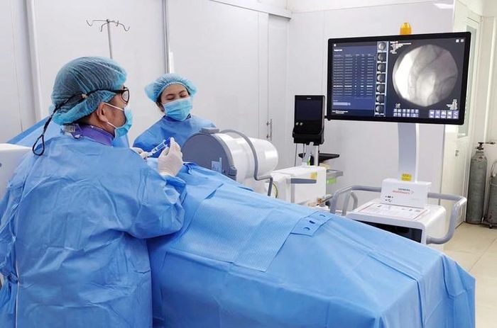 Các chuyên gia gây mê hồi sức của bệnh viện thực hiện kỹ thuật chuyên sâu cho bệnh nhân.