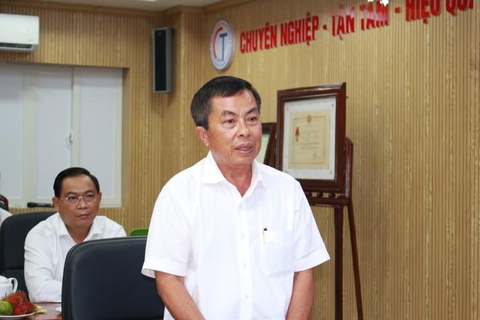 BS.CKII Nguyễn Minh Vũ – Giám đốc Bệnh viện Đa khoa Trung ương Cần Thơ báo cáo tại buổi làm việc.