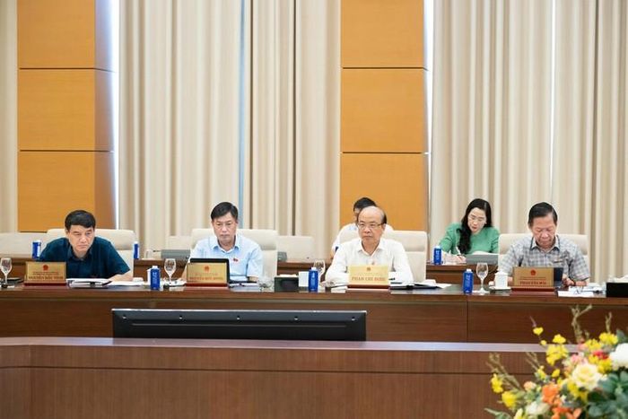 Các thành viên UBTVQH dự phiên họp.