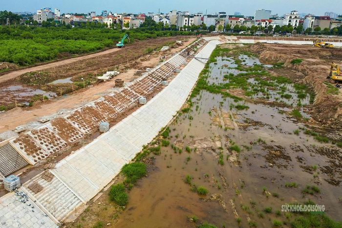 Hệ thống mương và kè bê tông đang hoàn thiện.