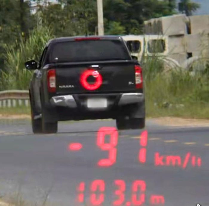 Ô tô mang BKS 24A-461.XX chạy với tốc độ 91 km/h, vượt quá 41 km/h so với tốc độ tối đa cho phép là 50 km/h. Ảnh cắt từ clip - Nguồn: Công an xã Văn Bàn.