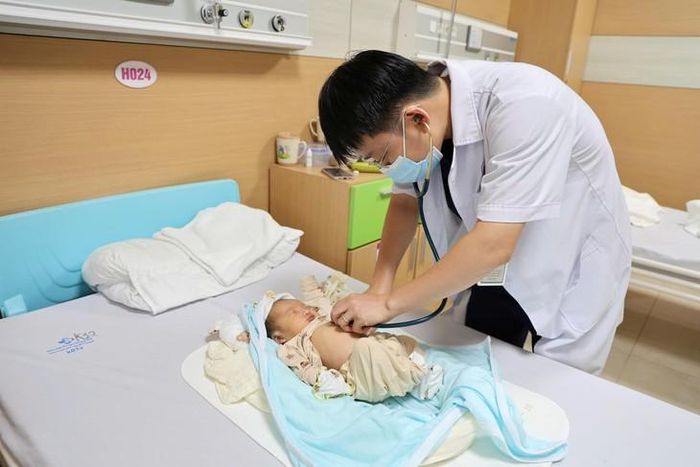 Trẻ hiện được ra ghép mẹ và tiếp tục được điều trị, theo dõi sát sao.