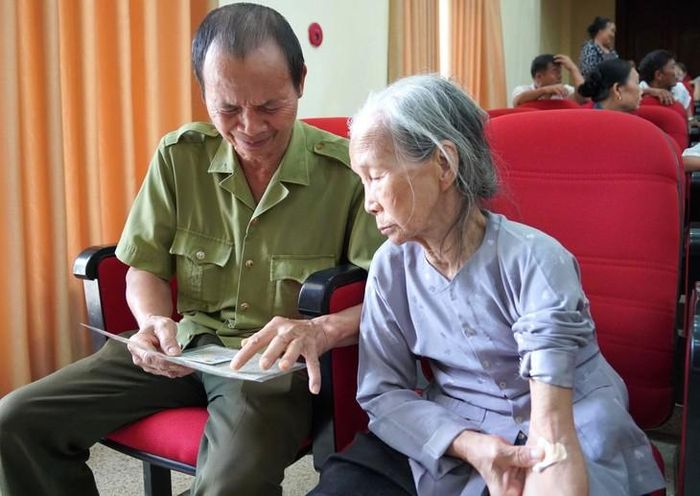 Tờ báo cũ với thông tin "Tìm người thân và đồng đội" được gia đình bà Định nâng niu gìn giữ như kỷ vật quý giá và niềm hi vọng mong manh trong hành trình tìm kiếm người em trai liệt sĩ Phan Đình Nòi.