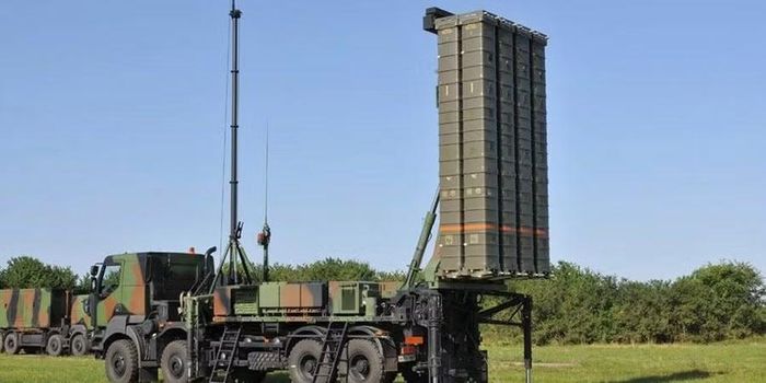 Mỗi tổ hợp SAMP/T bao gồm 1 radar đa chức năng, 1 trạm chỉ huy và các bệ phóng. Ngoài ra 5 radar GM400, 1 radar GF300 và 1 radar Kronos cũng sẽ được đưa vào lịch trình giao hàng của năm 2026.