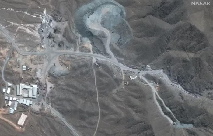 Iran bác bỏ các cáo buộc và khẳng định chương trình hạt nhân chỉ nhằm mục đích hòa bình, song không giải thích việc làm giàu uranium tới mức 60%, tiến sát ngưỡng 90% dùng cho vũ khí hạt nhân.
